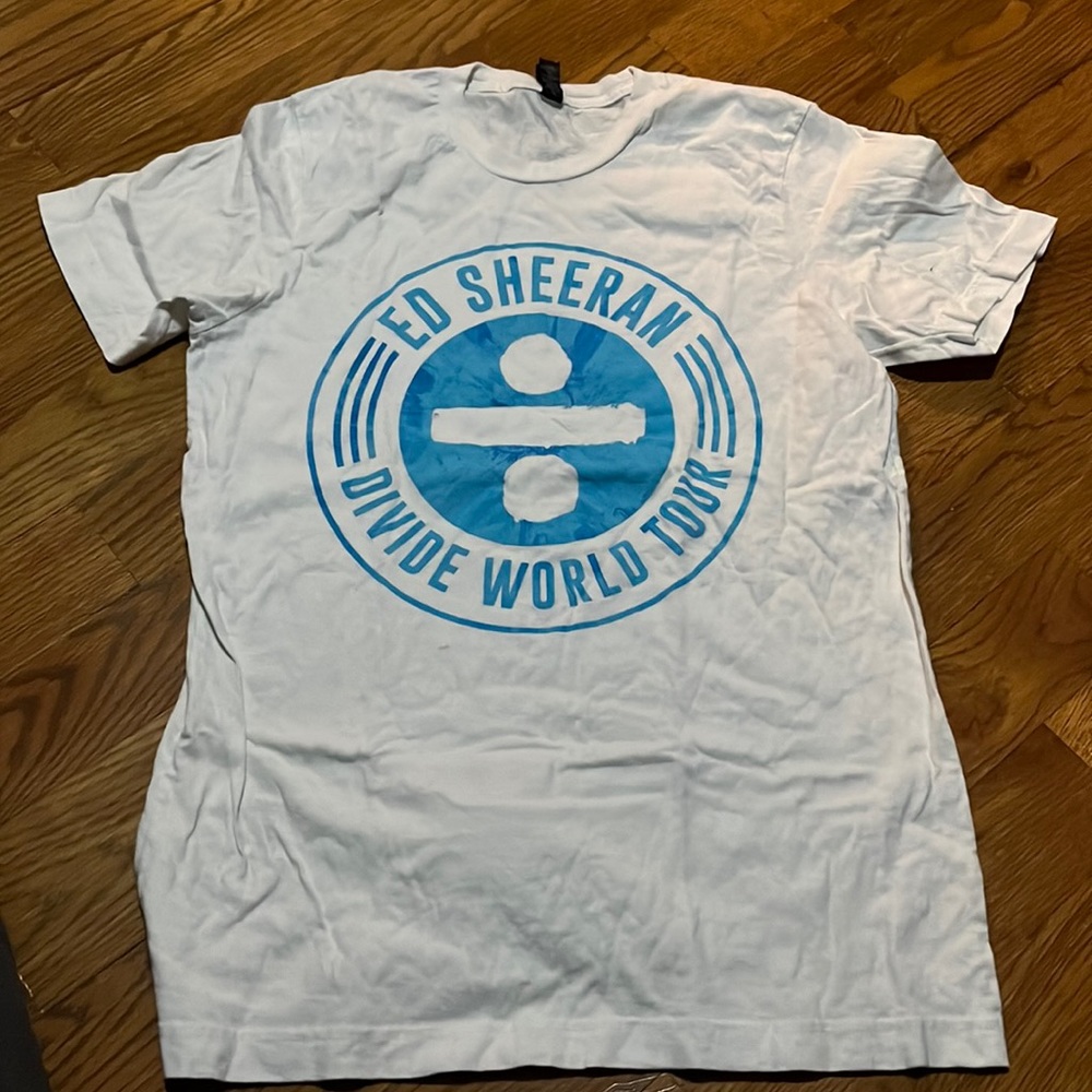 Ed Sheeran Divide World Tour concert t-shirt size Medium slim cut